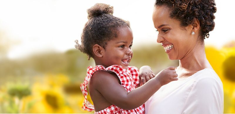 gülen kadın ve çocuk