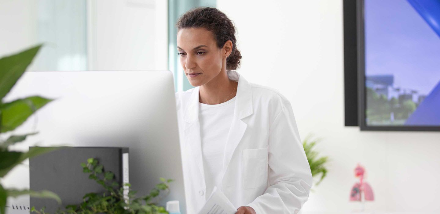 Bilgisayar ekranına bakan sağlık uzmanı